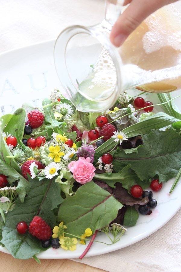 Wildkräutersalat Rezept serviert mit Geschenkidee Onlineshop