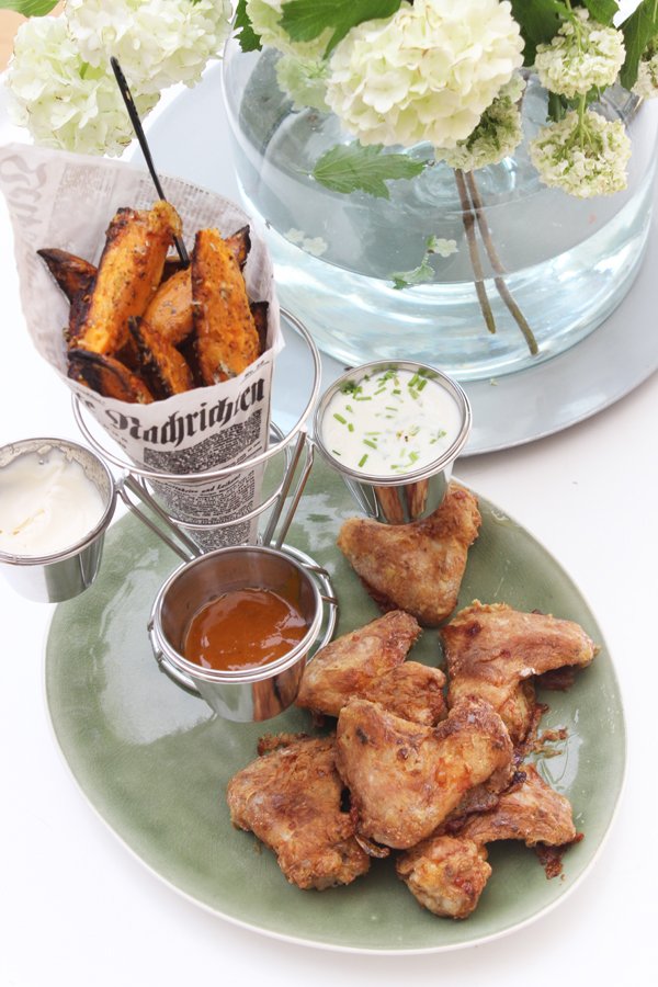 Parmesan-Süßkartoffel-Wedges, Chicken Wings & Parmesan-Joghurt Dip - VitAir Turbo Heißluftfritteuse von Klarstein