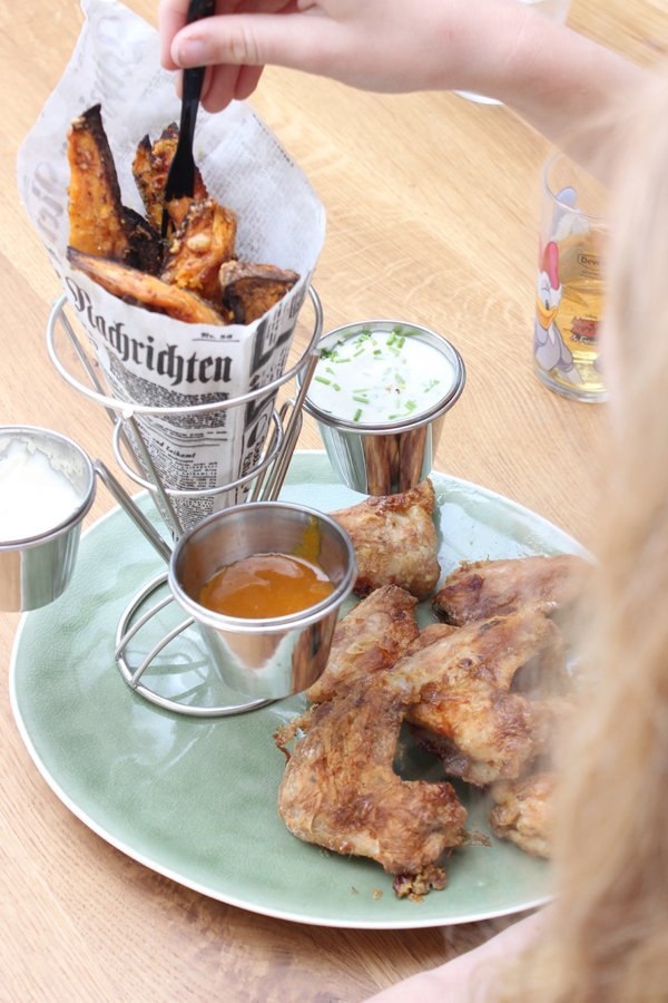 Parmesan-Süßkartoffel-Wedges, Chicken Wings & Parmesan-Joghurt Dip - VitAir Turbo Heißluftfritteuse von Klarstein