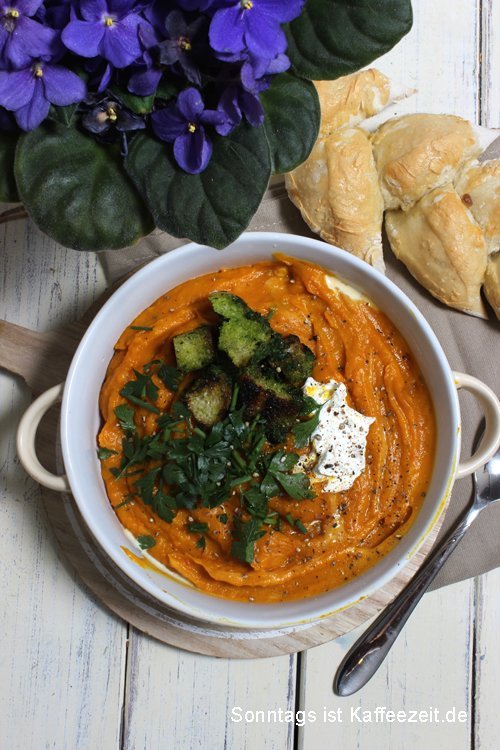 Home 27 IMG Kürbissuppe mit knusprigen Kräuter Croutons 1 1