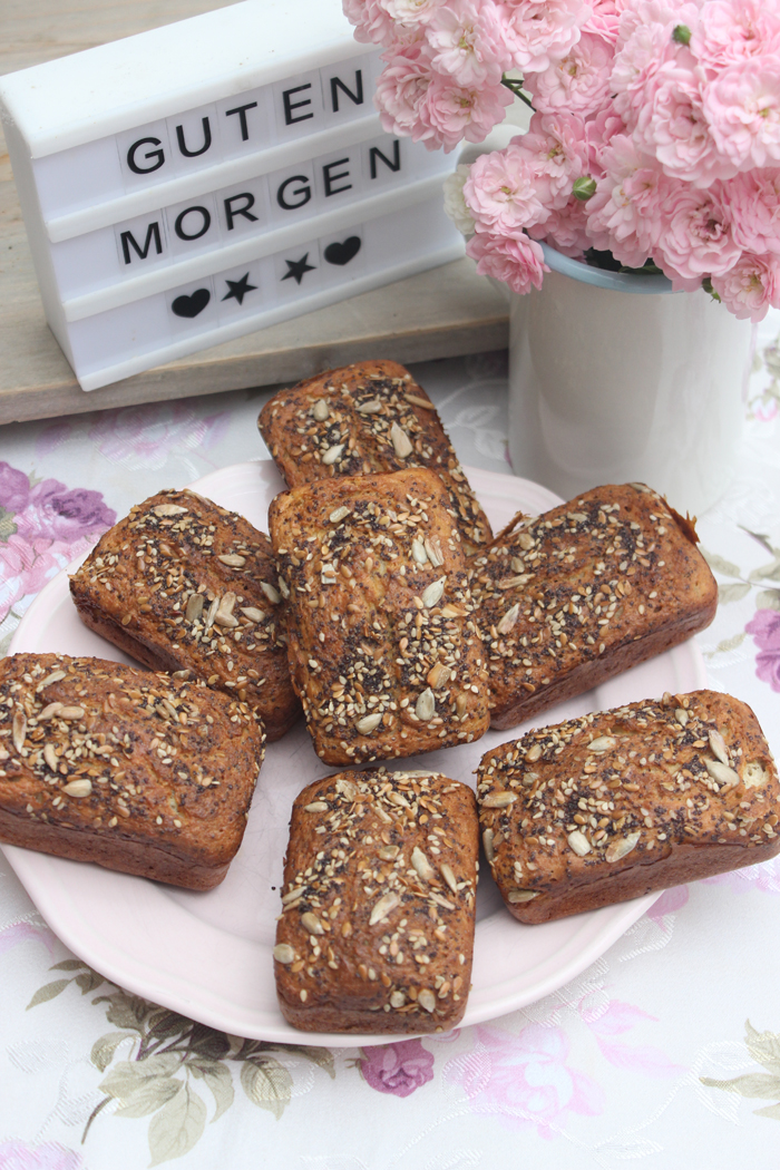 Low Carb Brötchen ohne Mehl mit verschiedenen Körner Rezept
