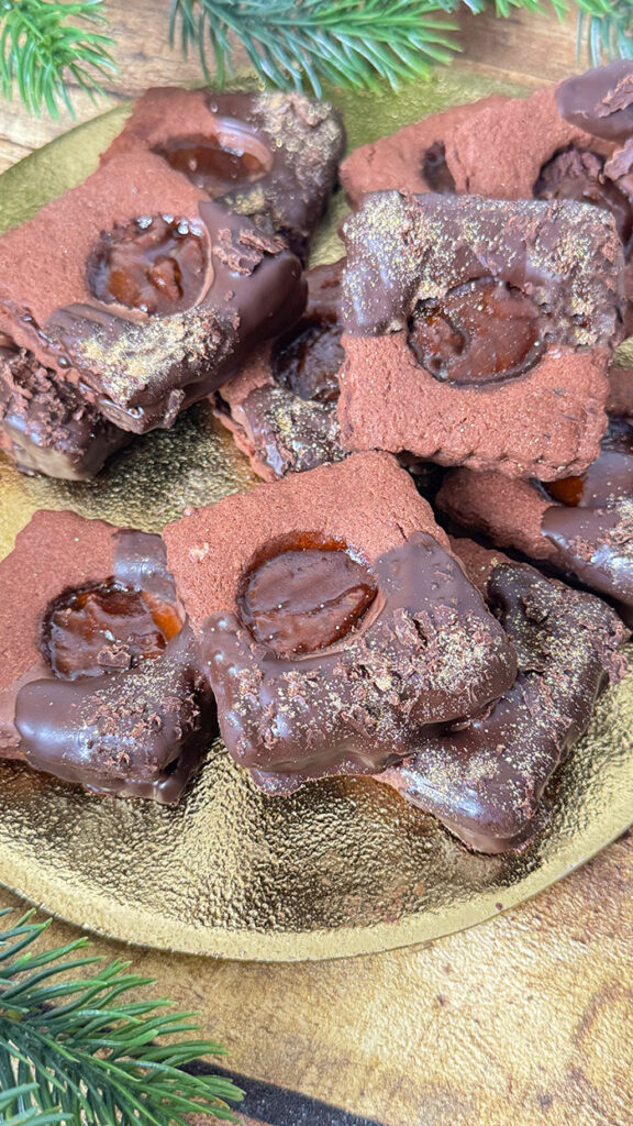 So einfach backst du Sacher Plätzchen zu Weihnachten 