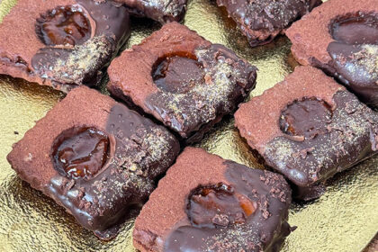 So einfach backst du Sacher Plätzchen zu Weihnachten