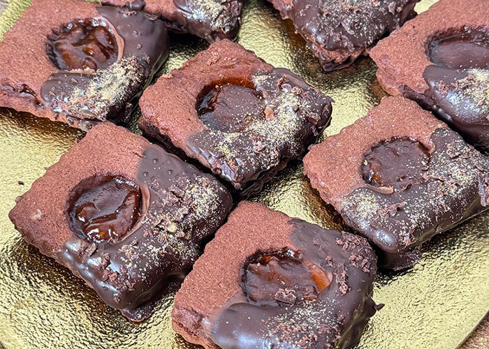 So einfach backst du Sacher Plätzchen zu Weihnachten