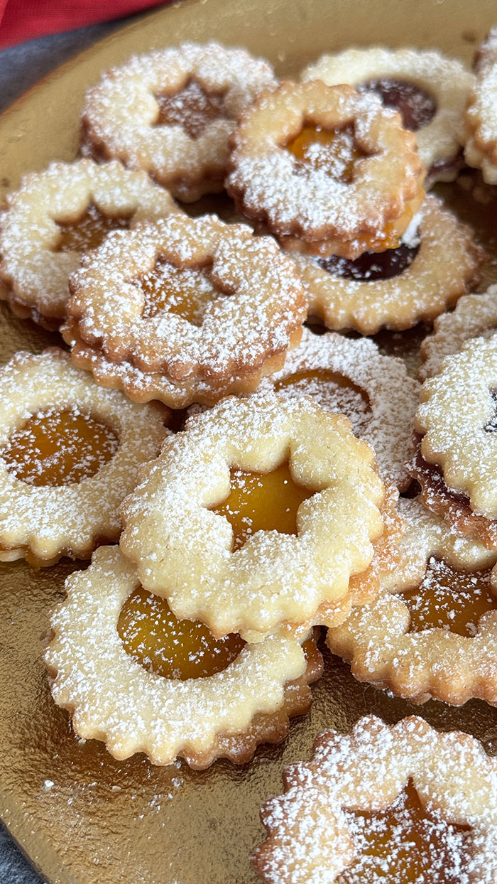 Spitzbuben Rezept auf einen Teller 