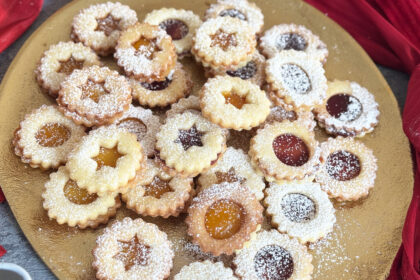 Spitzbuben Rezept auf einen Teller