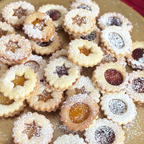 Spitzbuben Rezept auf einen Teller