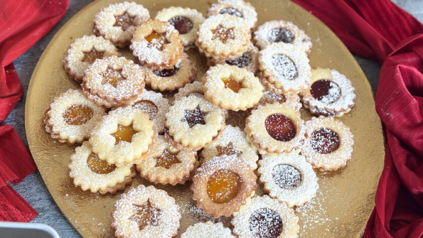 Spitzbuben Rezept auf einen Teller